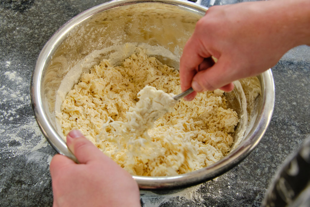 Mix the dough into rough dough